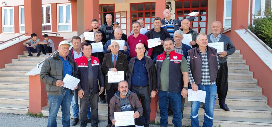 25–27 Kasım tarihleri arasında Yüreğir Çelemli’de çiftçilere yönelik Zeytin Yetiştiriciliği eğitimi teorik ve uygulamalı olarak gerçekleştirildi.