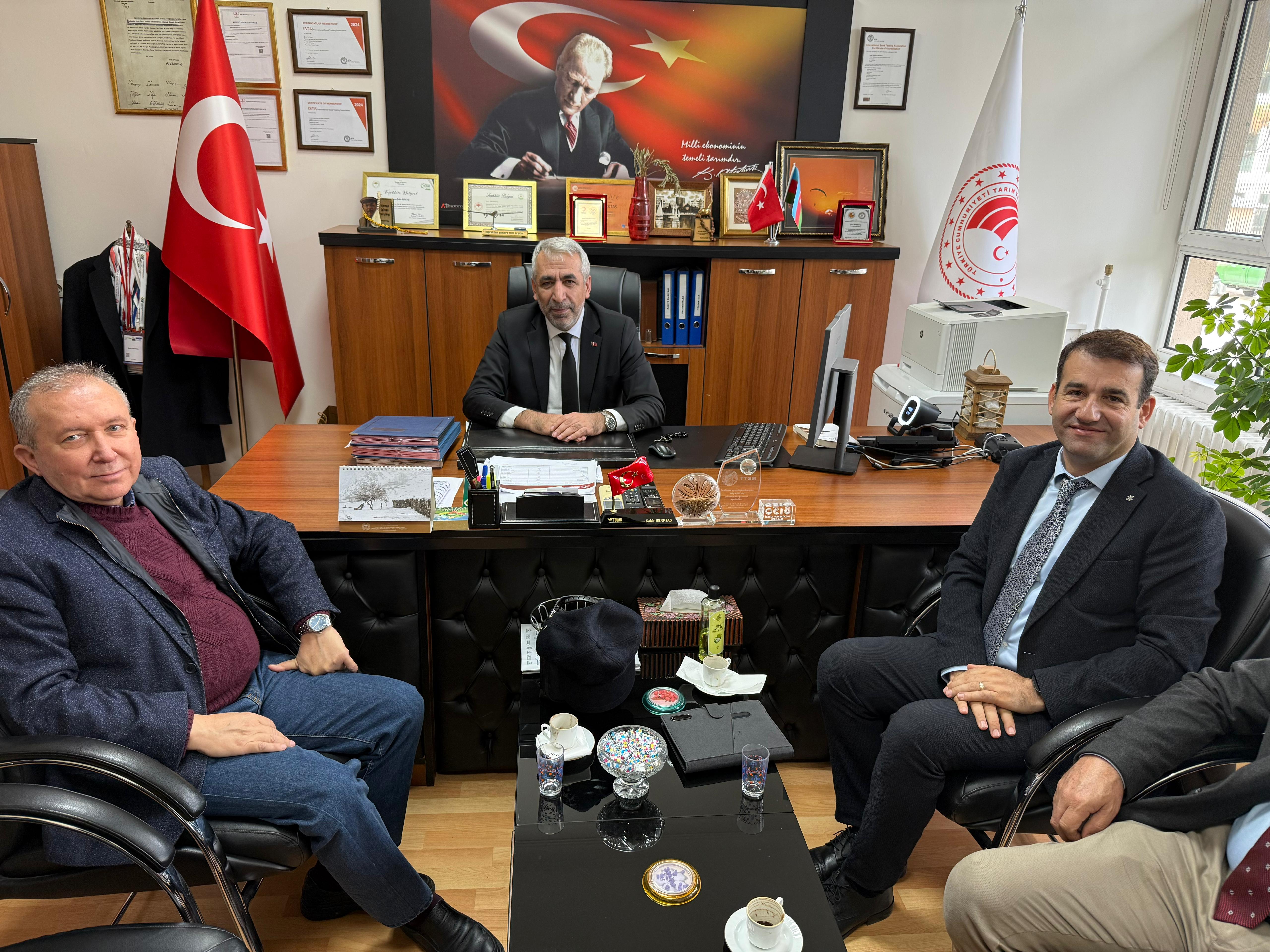 ​  Kurum Müdürümüz Dr. Bülent Ayhan, Ankara Tohumluk Tescil ve Sertifikasyon Merkez Müdürlüğü Müdürü Şakir Berktaş’ı makamında ziyaret etti.
