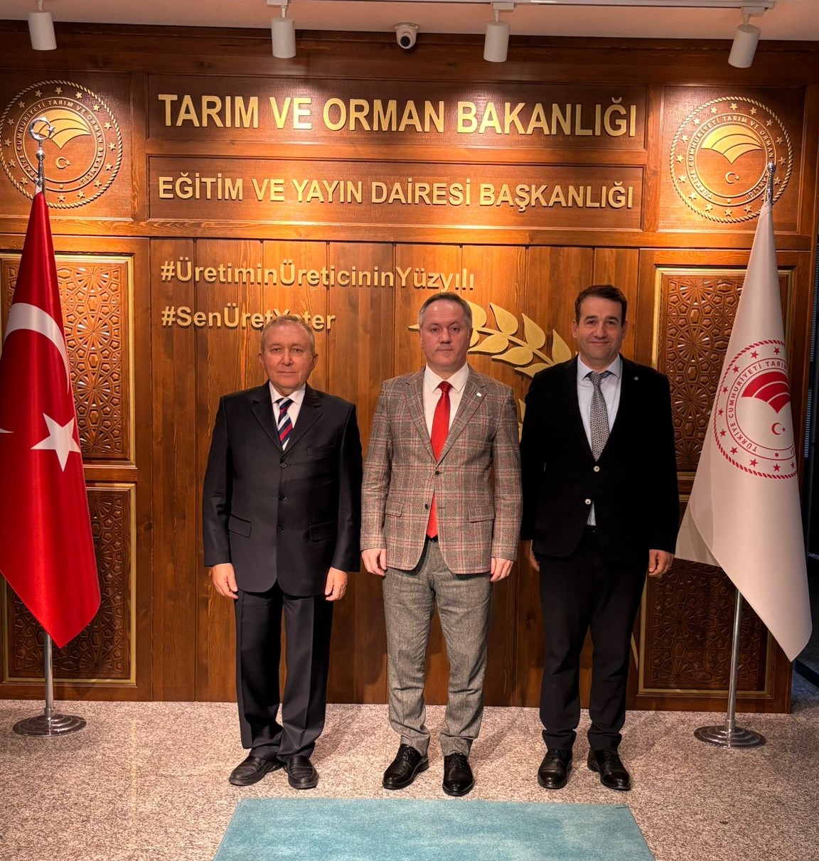 Çukurova Üniversitesi öğretim üyesi Prof. Dr. Hasan Hüseyin Öztürk ile kurum müdürümüz Dr. Bülent Ayhan, Eğitim ve Yayın Dairesi Başkanı Dr. Bülent Kahraman Çolakoğlu'nu makamında ziyaret etti.