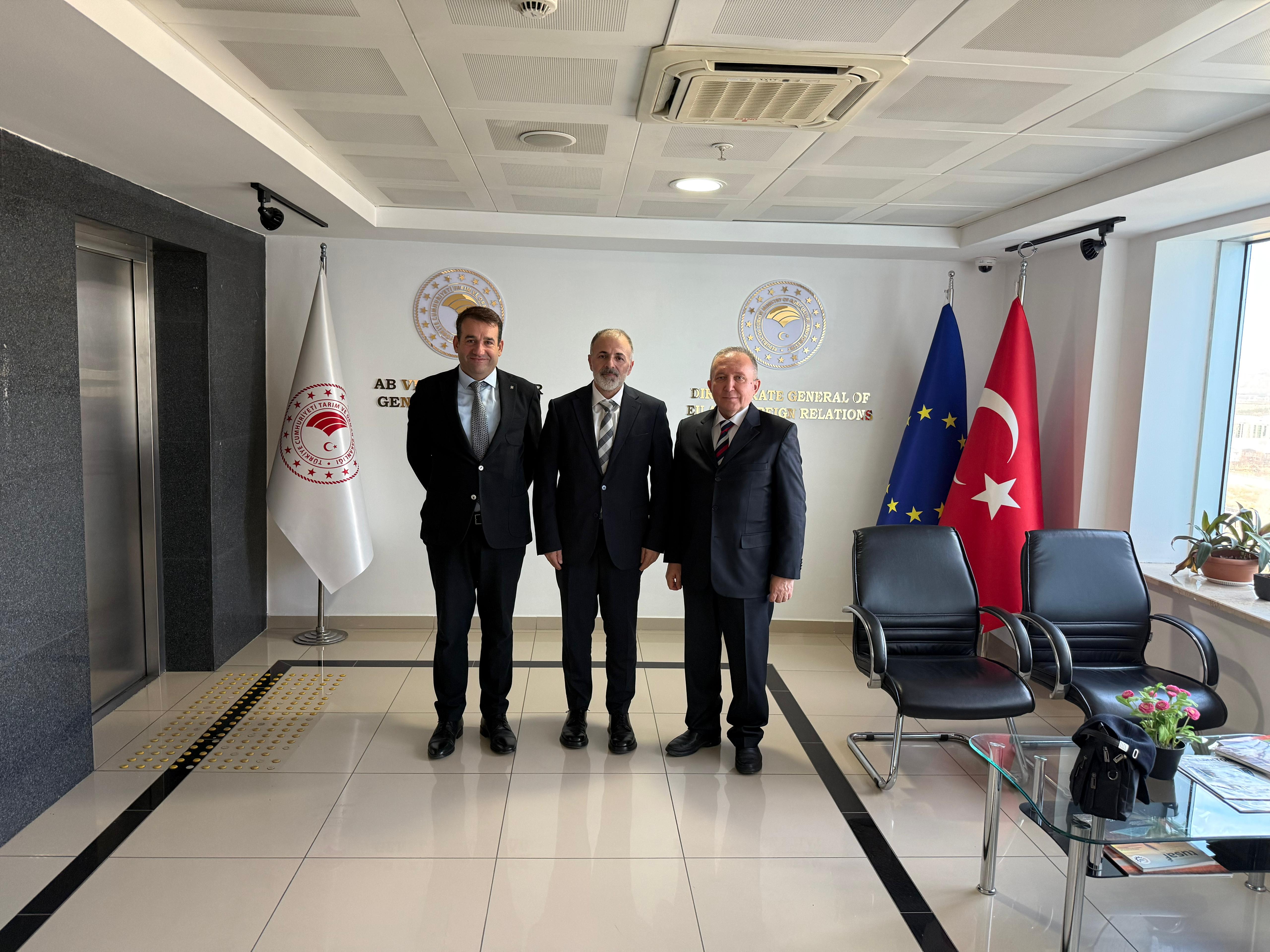 Kurum Müdürümüz Dr. Bülent Ayhan, Avrupa ve Dış İlişkiler Genel Müdürü Sayın Ferhat Çolak’ı makamında ziyaret etmiştir.