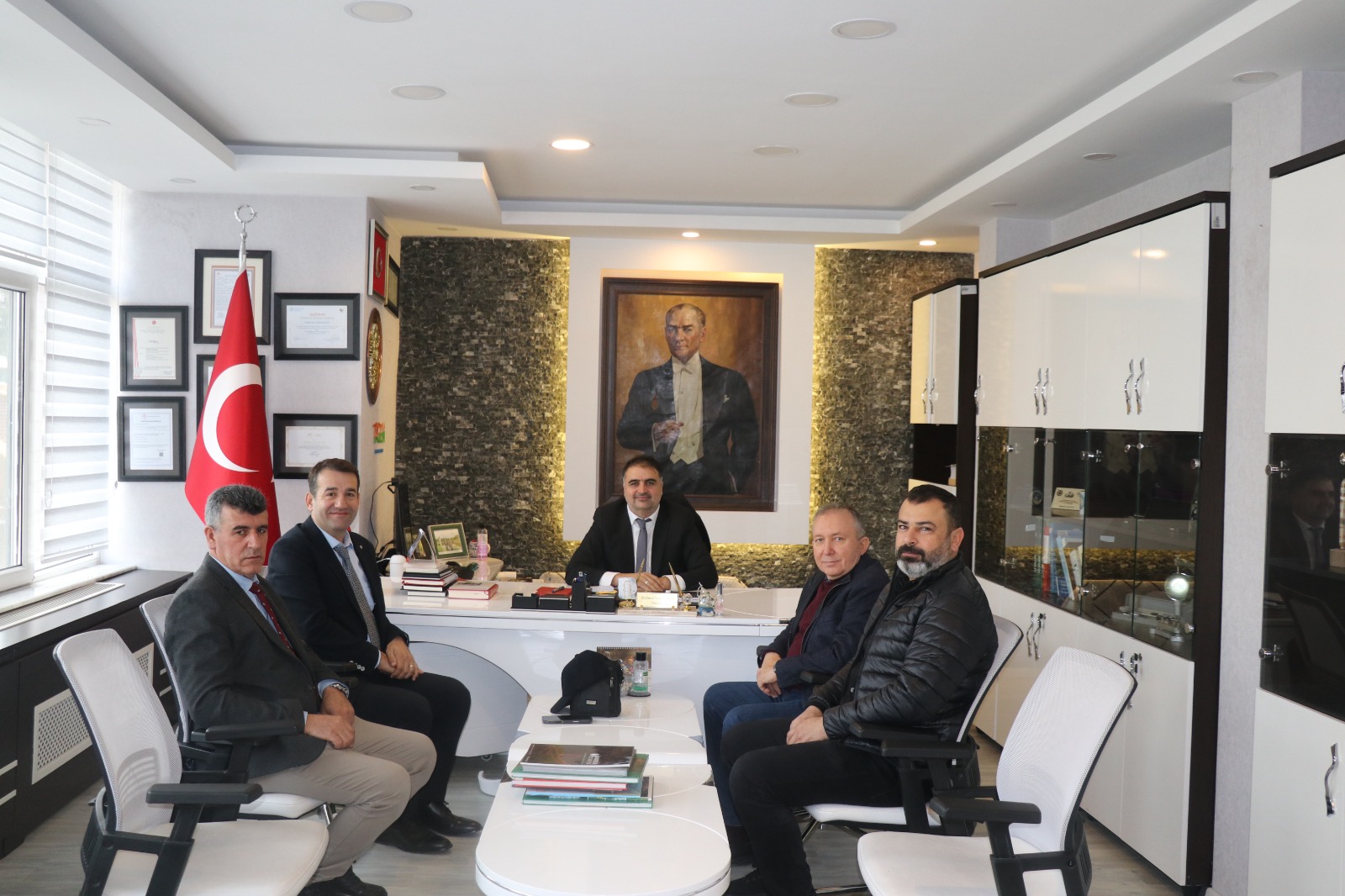 ​  Kurum Müdürümüz Dr. Bülent Ayhan, Toprak, Gübre ve Su Kaynakları Merkez Araştırma Enstitüsü Müdürü Mahmut Sami Çiftçi’yi makamında ziyaret etti.