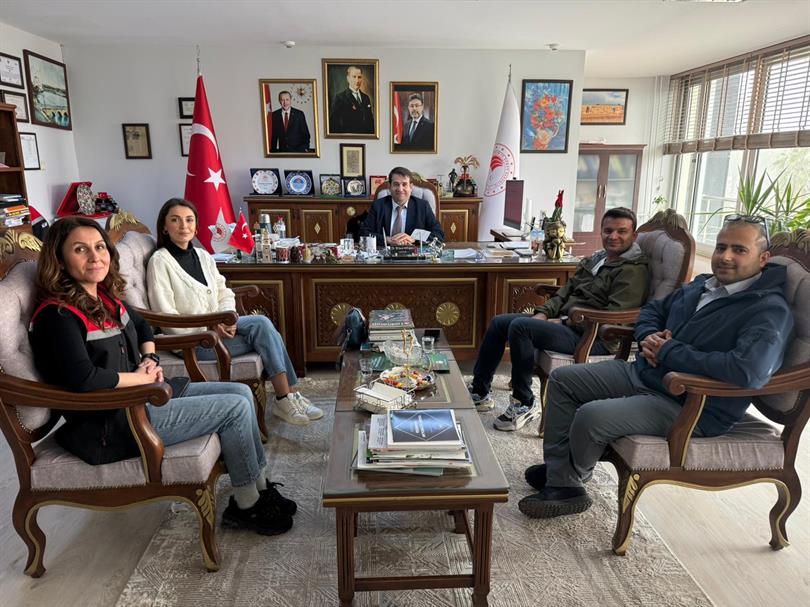 Merve Başak, Eğitim Merkezi Müdürümüz Dr. Bülent Ayhan’ı makamında ziyaret etti.