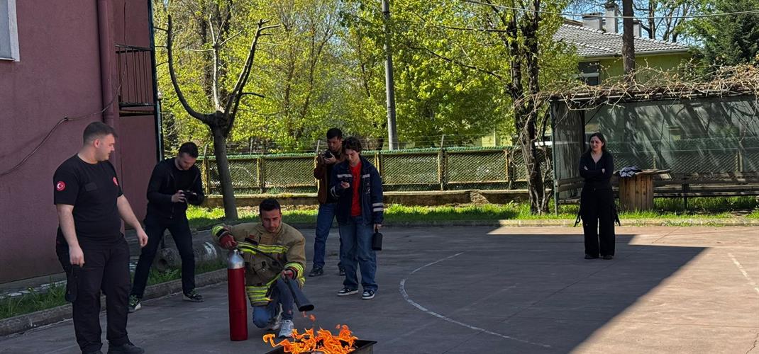 KURUMUMUZDA PERSONELİMİZ VE KURSİYERLERE YANGIN EĞİTİMİ VERİLMİŞ VE YANGIN TATBİKATI GERÇEKLEŞTİRİLMİŞTİR